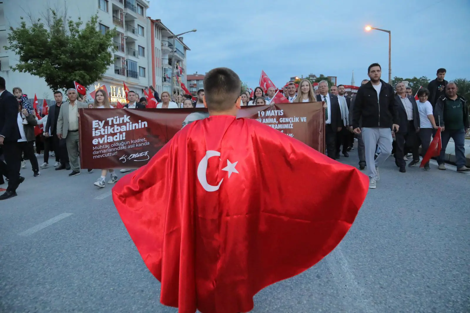 EDİRNE’DE 19 MAYIS: SOKAKLARDA FENER ALAYI, SAHNEDE EMRE AYDIN galeri görseli